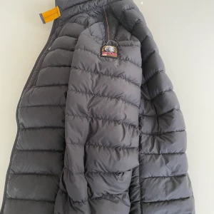 Parajumper jacka  - Detta är en parajumper jacka som går för 3800 i original pris. Denna jacka är 9/10 i skick inga skråmor på den eller Jack på den. Storleken på jackan är xs i tonårsmodellen. Den finns även på t.e.x på kidsbrandstore för ett visst annat pris.