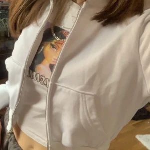 Vit cropped hoodie  - Vit croppad hoodie, knappt använd men har tagit bort snörena. Köpt på Shein för 219kr. Säljer då den är lite för kort enligt mig. Kan ta fler bilder om det önskas. FRAKT TILLKOMMER 