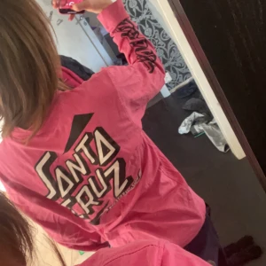 Rosa Santa Cruz tröja - Säljer min rosa santa cruz tröja då den ej används längre, skriv för fler bilder💓