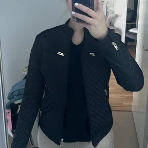 vårjacka rock&blue - rock and blue vårjacka. använd 1 gång. köpt för 2000kr. priset kan diskuteras. 