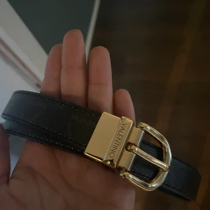 Valentino skärp - Valentino skärp köpt på zalando, endast testat därav super skick! Skriv gärna för mer info🤍