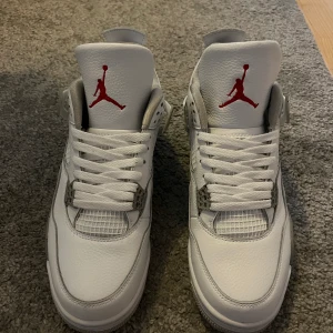 Jordan 4 ’retro oreo’  - Använd 2 gånger, 9,9/10 i skick!  Fler bilder privat  Köparen står för frakt Betalning swish  Kom med ditt bud 