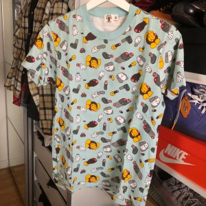 Baby milo x KAWS - En fet och ovanlig collab! Tidigare ägaren köpte dom i bape butiken i Japan. Skick: 9/10 storlek: S (liten i storleken) passar xs. Skriv innan köp