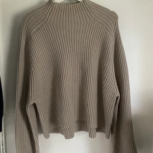 Stickad tröja - Fin beige stickad tröja från Hm, knappt använd och är i fint skick. Köparen står för frakt🤍