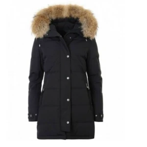 Hollies jacka - Min fina hollies jacka jag använt en vinter. Köpt för 5200kr på MIINTO. I helt nytt skick. Kom privat för egna bilder