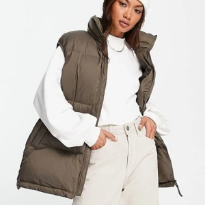 Dunväst från Other stories strl 40. NYTT - Helt nu. Prislappen på. Strl 40 Nypris 1829;- på asos