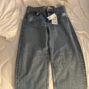 Mid-rise straight - Säljer dessa jeans . Endast testade. Storlek 38. Mid rise straight jeans från zara.