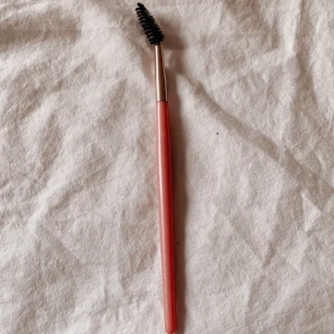 Rosa sminkborste (bryn & fransar) - Rosa sminkborste som knappt är använd (tvättad såklart!). Själva det svarta har lossnat därför det låga priset, se bild 2, man kan säkert komma fast den igen. Fungerar superbra! Frakt 14kr. Buda max 10kr högre