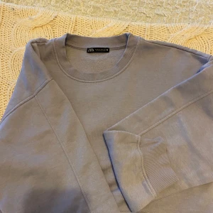 Blå hoodie från zara  - Använd bara ett par gånger, säljer billigt!!