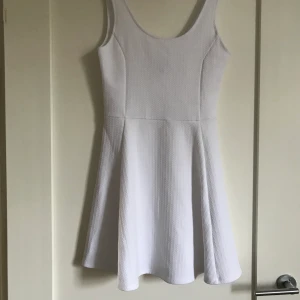 Klänning  - Vit klänning från H&M i storlek 36, XS/S. Använd 1 gång och är i väldigt bra skick.