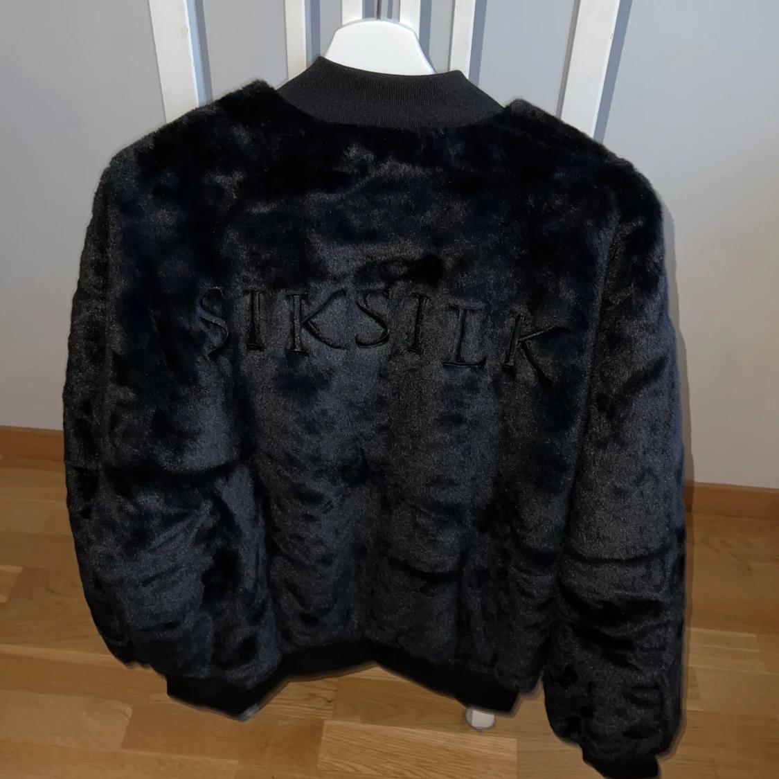 Svart faux fur bomberjacka från SIKSILK - 90