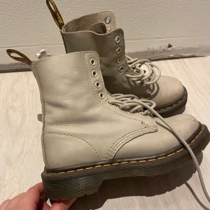 Dr martens  - Beiga dr martens i storlek 36! I använt skick,väldigt fina fortfarande! Lite skav framme vid tårna(se bild)