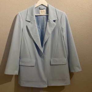 Blå blazer - Blå lång blazer från boozt använd 1 gång ny skick