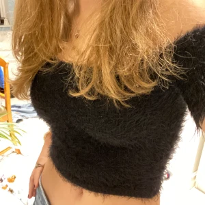 Svart topp - Söt svart topp från Forever 21! Säljer då den inte kommer till användning. Har inga defekter, skriv vid intresse💗 Tryck INTE på köp nu!!!!!!!