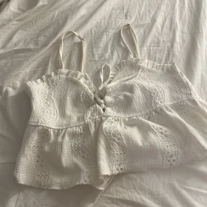 Topp - Säljer denna topp för att jag ej använder den pågrund av att jag inte känner mig bekväm i linne 