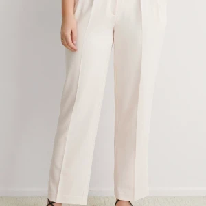 NA-KD kostymbyxa vit - Vit kostymbyxa från NA-KD, rak modell, högmidjad!  Strl 36 Använd 2 gånger, som nyskick. Skriv för fler bilder.   Slutsåld på hemsidan! Ej genomskinliga 