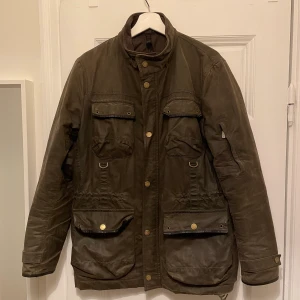 Jacka Massimo Dutti  - Jacka från Massimo Dutti. Väl använd men i bra skick. Kan mötas upp i Stockholm.