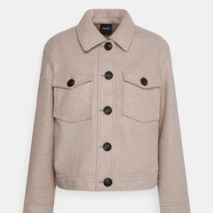 Vera Moda kappa - Säljer min jätte fina vera mods kappa i jätte fint skick ( bara lite nopprig)🤗 skriv vid intresse eller flera frågor❤️