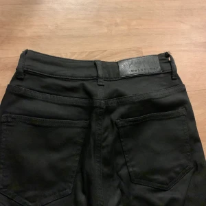 Jeans Noisy May - Sköna, mellanmidjade, svarta jeans. Bra skick och färgen helt behållen. Storlek 25