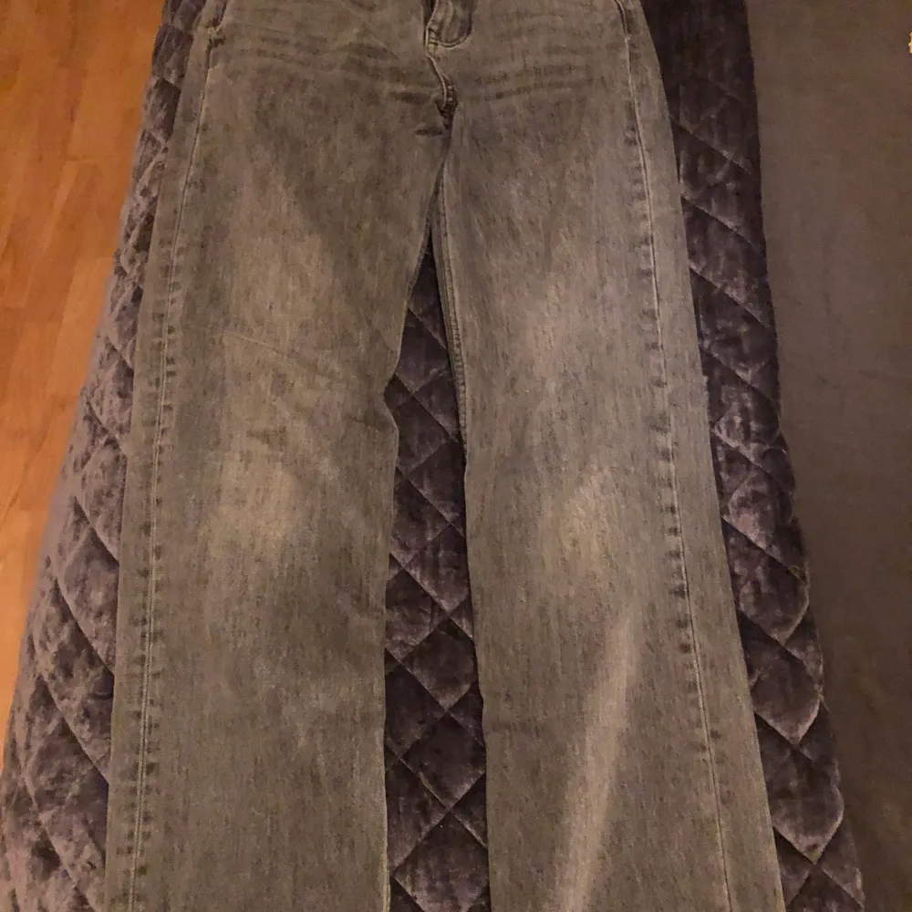 Högmidjade jeans från Gina tricot. Sitter jätte bra och är i väldigt bra skick! Perfekta för en stickad tröja💕. Jeans & Byxor.