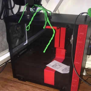 Data chassi - Tomt data chassi som ba stått sen förra året inte rört det äns kanska litet men är i nytt skick tagit hand om det bra, det är ett nzxt h200i mini