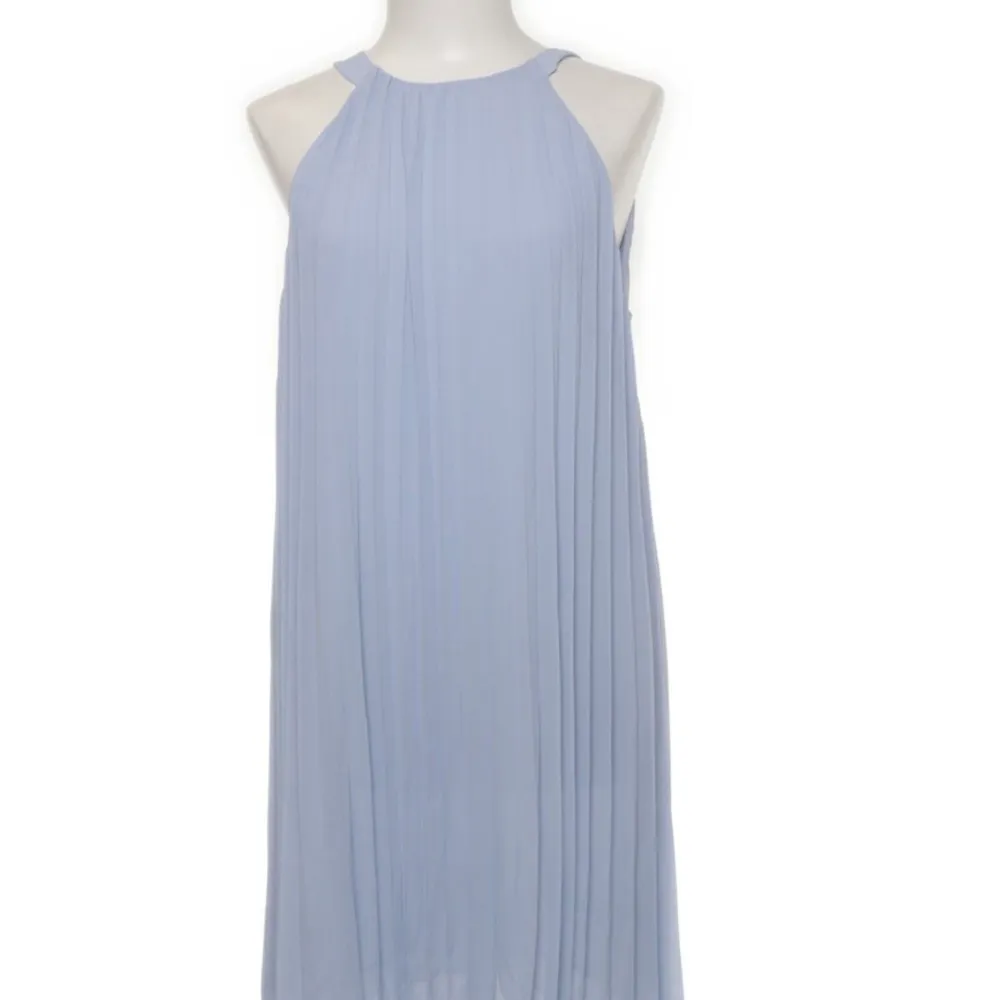 En helt oanvänd blå klänning ifrån H&m storlek Xs passar även. Bra skick. Skriv om ni vill ha flera bilder . Klänningar.
