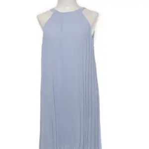 En helt oanvänd blå klänning ifrån H&m storlek Xs passar även. Bra skick. Skriv om ni vill ha flera bilder 