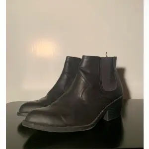 Svarta boots i faux leather, strl 38. Endast använda ett fåtal gånger. ✨