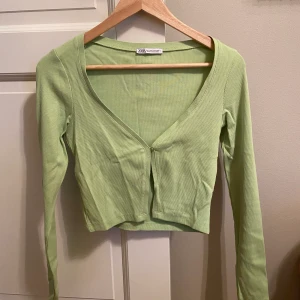 Grön topp - Zara - Neongrön topp (syns inte riktigt på bilden). Oanvänd, från Zara, stl Small. 