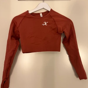 Träningstopp xshapes  - Mörkröd träningstopp från Xshapes, strl S. Oanvänd, enbart testad.