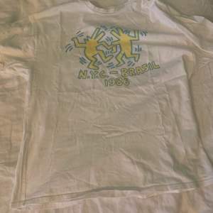 fet oversized Keith haring t-shirt från Urban outfitters som inte säljs längre. Använd ett par fåtal gånger men inga defekter! storlek M men sitter mer oversized. Dm för frågor! [kan gå ned i pris vid snabbt köp]