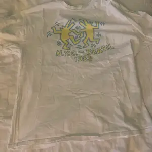 fet oversized Keith haring t-shirt från Urban outfitters som inte säljs längre. Använd ett par fåtal gånger men inga defekter! storlek M men sitter mer oversized. Dm för frågor! [kan gå ned i pris vid snabbt köp]