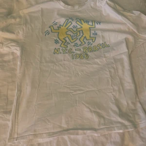 Keith haring t-shirt  - fet oversized Keith haring t-shirt från Urban outfitters som inte säljs längre. Använd ett par fåtal gånger men inga defekter! storlek M men sitter mer oversized. Dm för frågor! [kan gå ned i pris vid snabbt köp]
