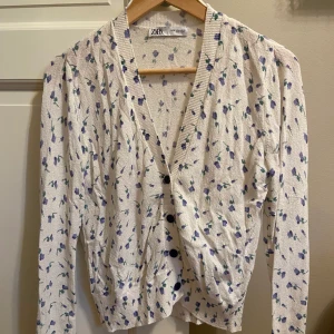 Blommig Kofta - Zara, stl M - Blommig kofta från Zara, i storlek Medium. 