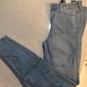 Hollister jeans - Tighta jeans från Hollister. Ljusblåa, strl w25/L28. Använda enstaka gång, fint skick 