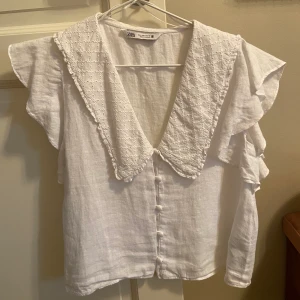 Blus i linne, med krage - Zara - Blus i linne, från Zara i stl Small. 