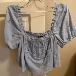 Kort blus, Zara, stl S - Kort blå blus, ifrån Zara i storlek Small. 