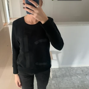 Svart sweatshirt från Calvin Klein - Svart sweatshirt från Calvin Klein som inte längre kommer till användning.