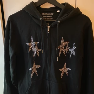 YUNG LEAN SCANDINAVIAN TOUR ZIP HOODIE - Säljer en Zip-hoodie från Yung Leans merch med rhinestones, slutsåld. Storlek SMALL, passar SMALL/MEDIUM. Helt oanvänd så nyskick. Frakt kostar 66 kr.