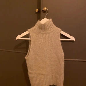 Stickad topp - Säljer denna stickade topp från zara.