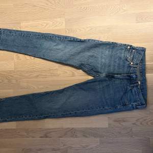 Weekday Esay jeans i storlek 26 30