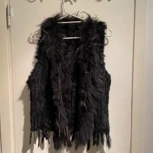 Pälsväst  - Super snygg pälsväst säljs pga flytt. Perfekt att ha under jackan eller över jackan 🌸 Nypris 1900kr 💕