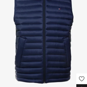 Tommy Hilfiger väst  - Tommy hilfiger väst i storlek m (herrstorlek). En mörk blå färg som är i användt nyskick. Nypris 1999 kr