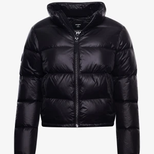 Luxe Alpine Superdry Jacka - Jättefin svart dunjacka från Superdry!  Aldrig någonsin använd och lapparna sitter kvar! Den är perfekt för vintern 🙌🏼 Orginalpris :  1400kr  TRYCK EJ på köp direkt 🙏🏼