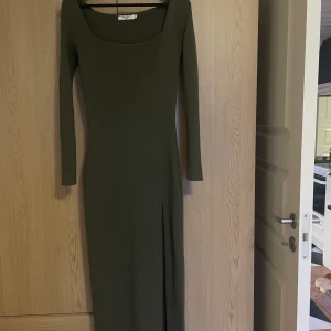 Klänning från NAKD - Säljer min fina slutsålda klänning från NAKD. Använd 2 gånger. Upptäckte ett litet hål i en armhålan, men för den som gillar att sy borde de inte vara något problem. Säljer pga för stor för mig.