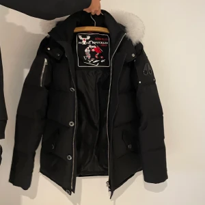 moose knuckles (M) - Hej säljer min moose knuckles den är använd en till två gånger max, köpt för 9 månader sen från miinto, har kvitto och allt annat som medföljde jackan. Den är köpt för 12 tusen men den är som ny så säljer den för 7500kr. Pris kan diskuteras 