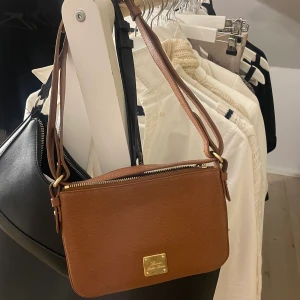 Ralph lauren väska  - Bra skick bara lite repor på metallen där fram