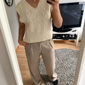 Väst stl S  - Jättefin väst som inte är så använd, passar bra till allt i S