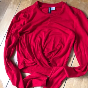 Röd tröja - Röd tröja från hm. Använd några gånger, frakt tillkommer på 50kr ej spårbar 💕🫶🏼