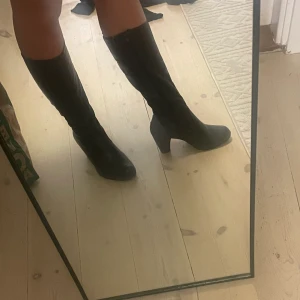 Läderboots - Underknee läderboots i bra skick strl 37 men passar mig som är 38 och superbekväma att gå i🌸